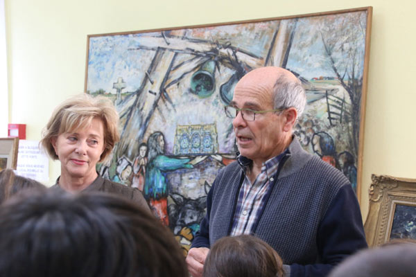 Bernard et Marie-Laure animent un atelier pour les enfants