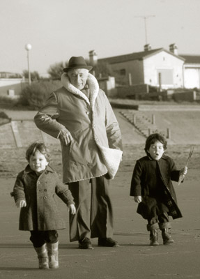 avec ses arrières petits enfants